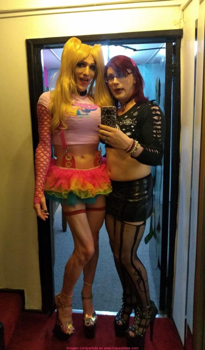 Dos amigas travestidas se toman una selfie antes de salir a putear