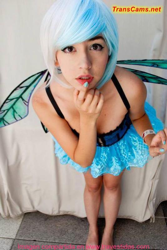 Guapa mariquita adolescente maquillada y con peluca azul