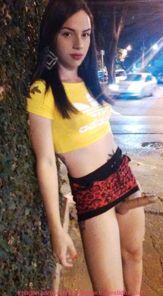 Prostituta travesti adolescente super rica muestra su verga en la calle