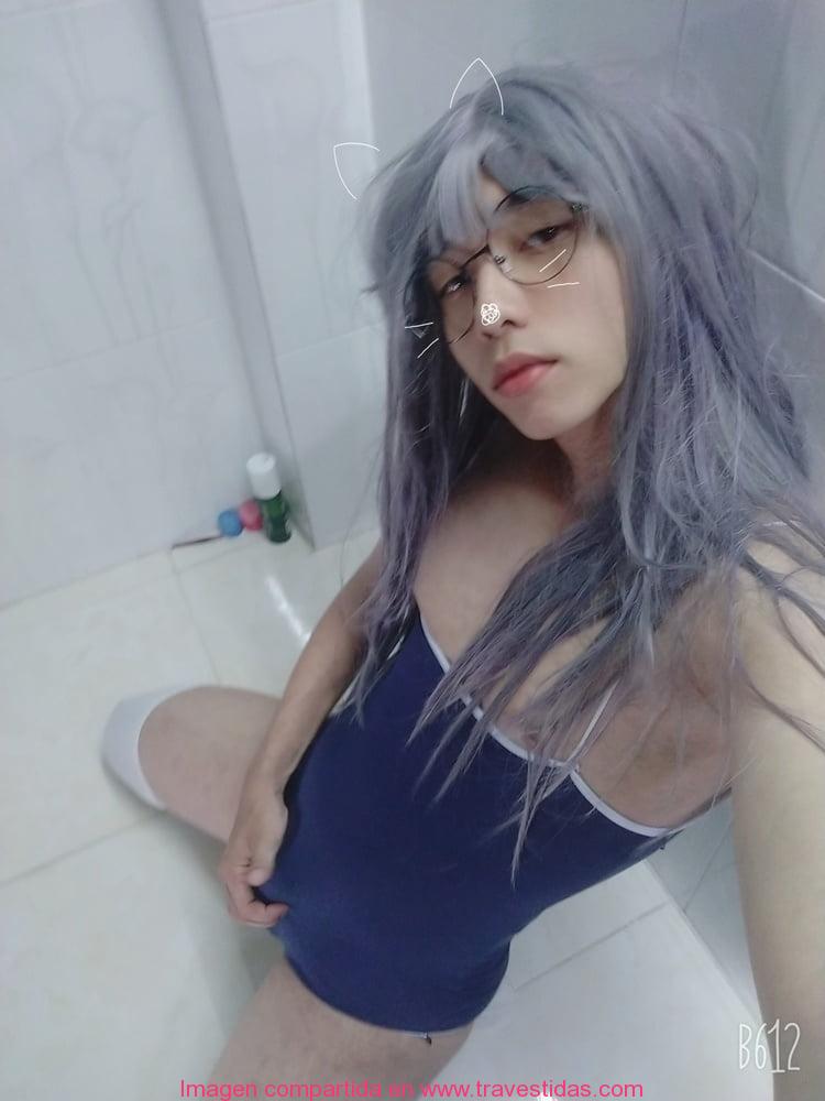 Sabrosa adolescente travestida se toma una selfie en la ducha