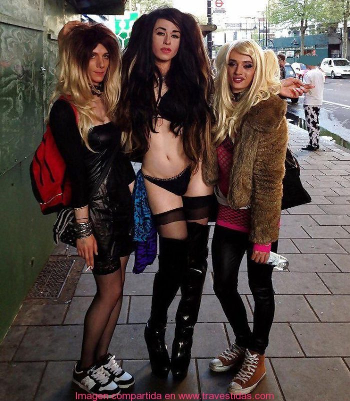 Tres cachondas amigas travestidas en la calle
