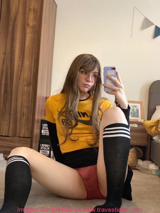 Una lindísima adolescente travestida se toma una selfie