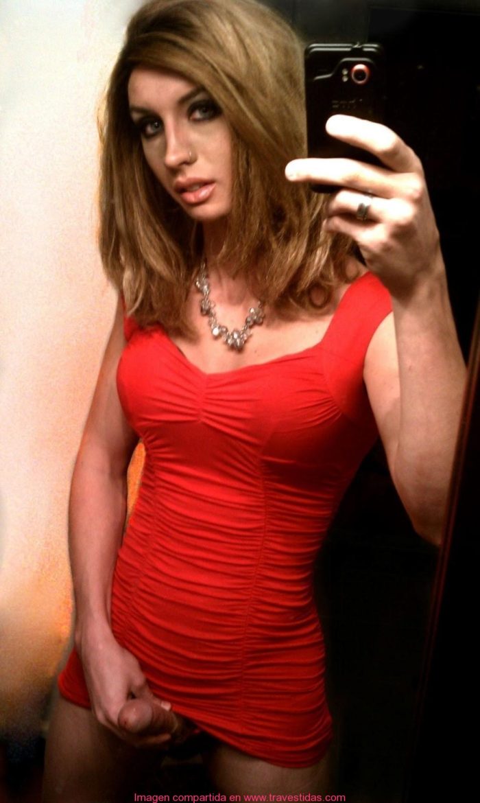 Rica nena transexual en minivestido rojo se toma una selfie masturbanose