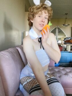 Sexy pero adorable femboy de conejita buscando una buena zanahoria