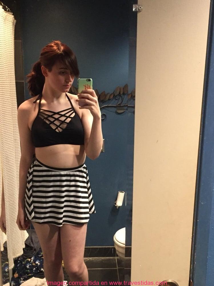Linda adolescente travestida se toma una selfie vestida de nena