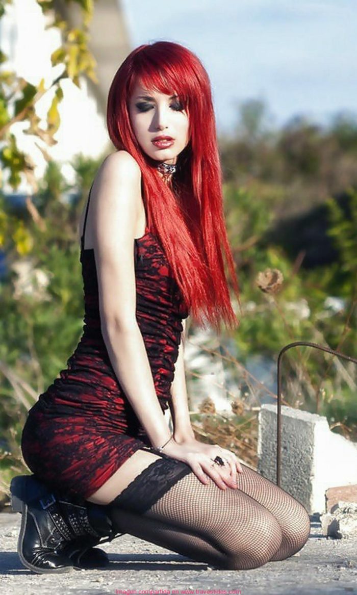 Pelirroja transexual super sexy en mini vestido rojo y medias de red