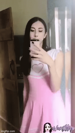 Adorable mariquita adolescente en vestido rosa enseña su verga