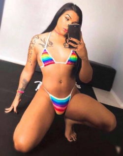 Lindo bikini de arcoiris de sabrosa morena transexual