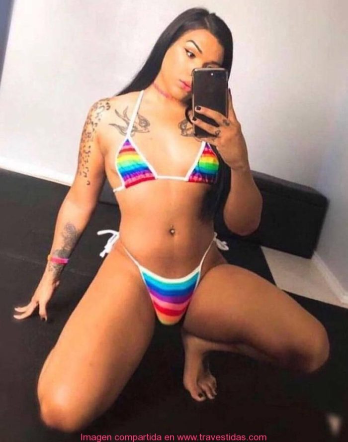 Lindo bikini de arcoiris de sabrosa morena transexual