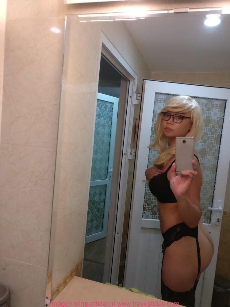 Preciosa adolescente travestida con lencería se toma una selfie