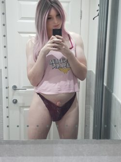 Super sexy nena transexual de cabello rosa muestra su verga en una selfie