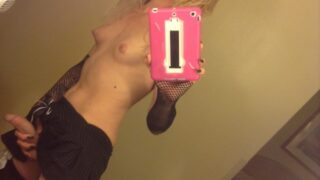 Flaquita Rubia Transexual Se Toma Una Selfie Frente Al Espejo.jpg